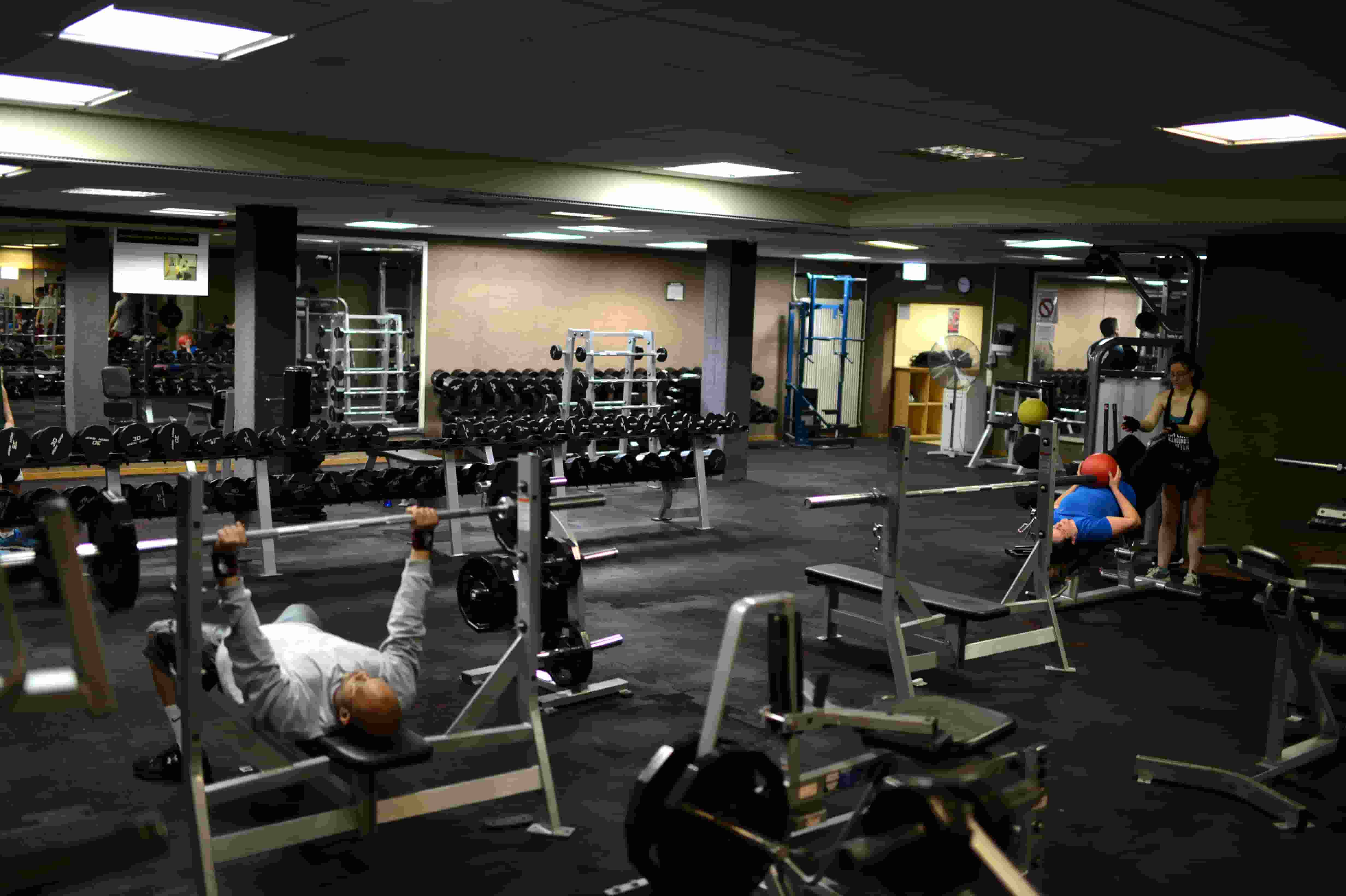 Seacht gCleachtadh chun Cabhrú Leat Matán a Thógáil Go Tapa agus Fisic Mhór a Bhaint Amach